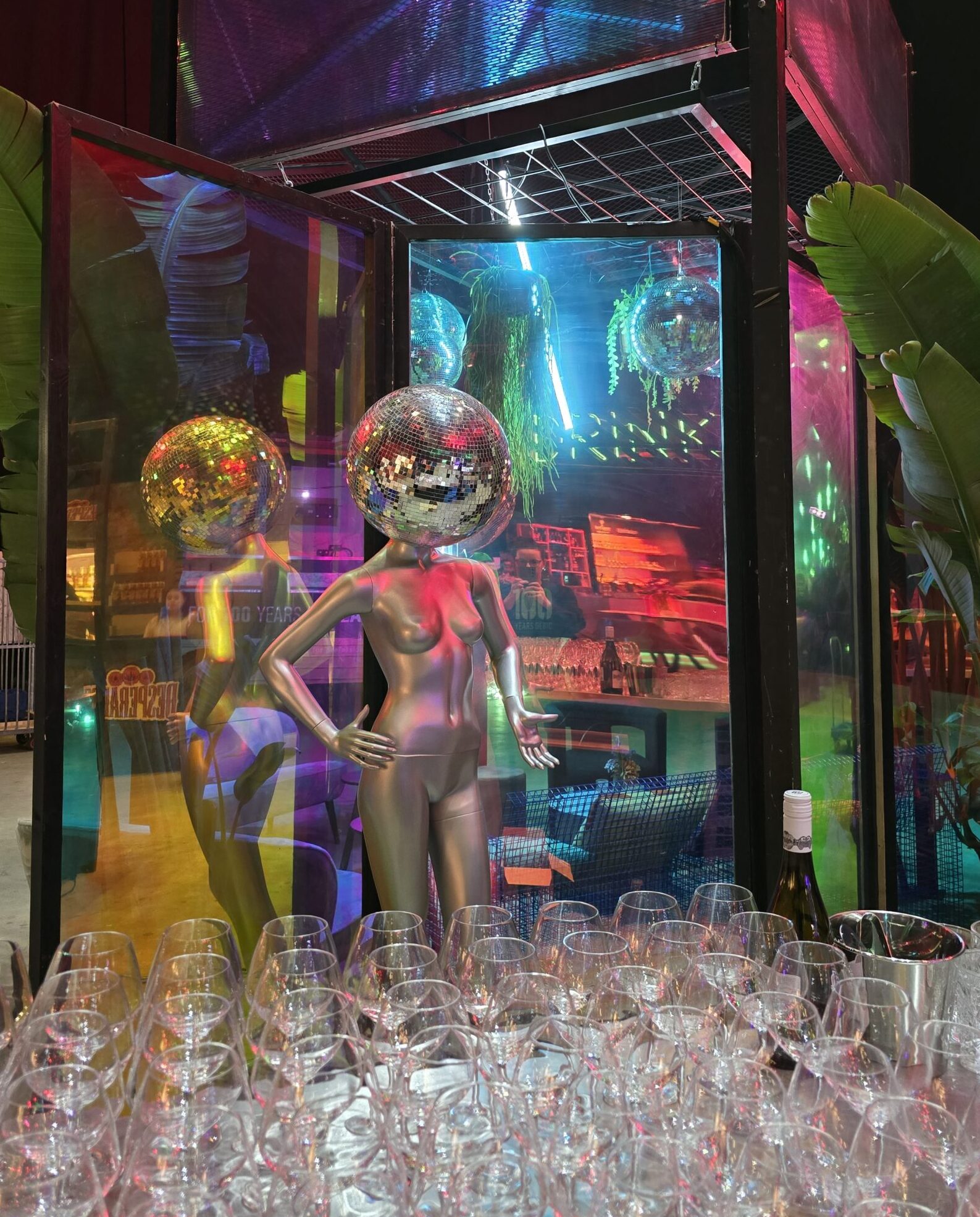 Disco dame op glazen voetplaat H198