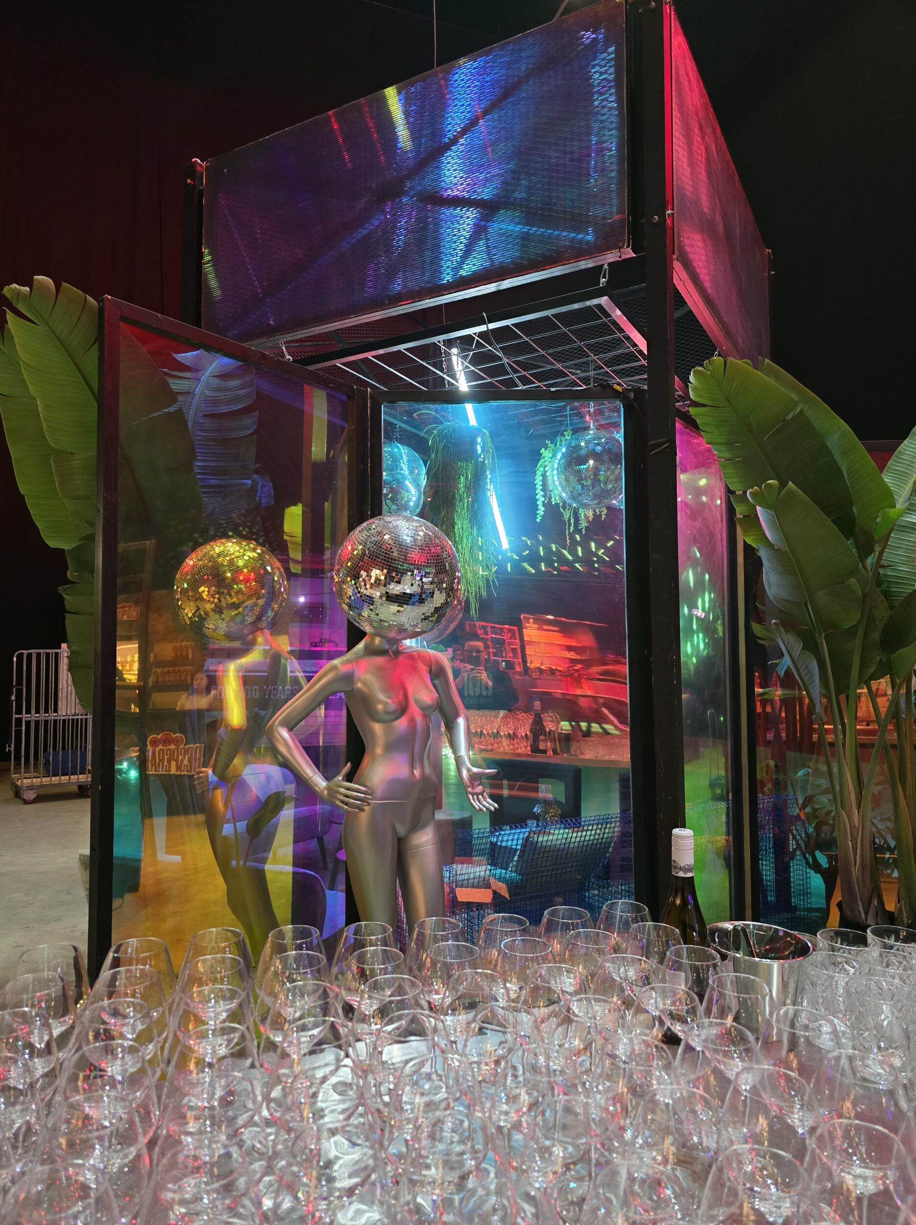 Disco dame op glazen voetplaat H198